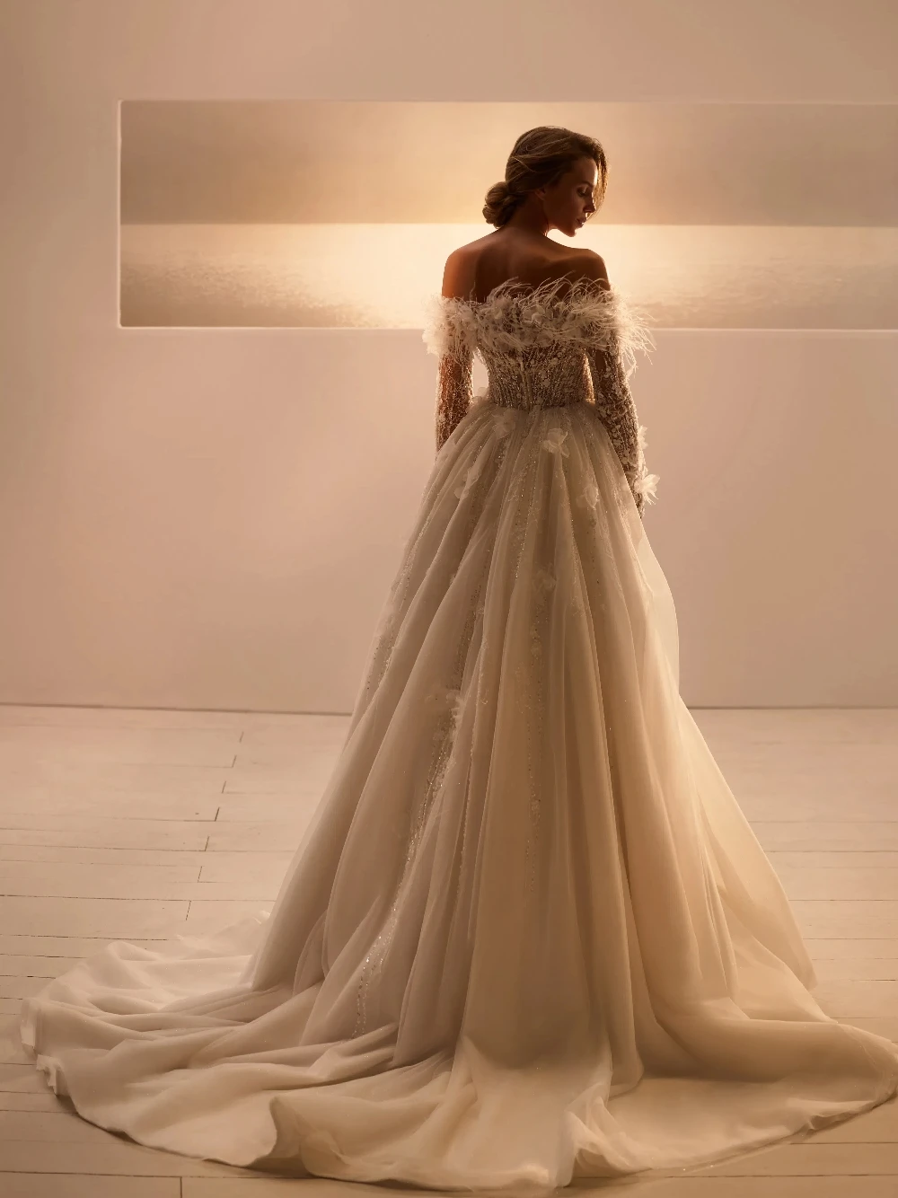 깃털 장식 오프숄더 웨딩드레스 섬세한 꽃무늬 스팽글 A라인 시스루 고급스러운 신부 드레스 맞춤형 롱 트레인 웨어