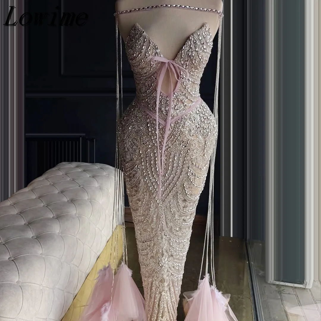 Roze baljurk met lange kwastjes en kapmouwen en strass steentjes voor awardsceremonie 2025, nieuwe lentecollectie, stijlvolle glanzende jurk