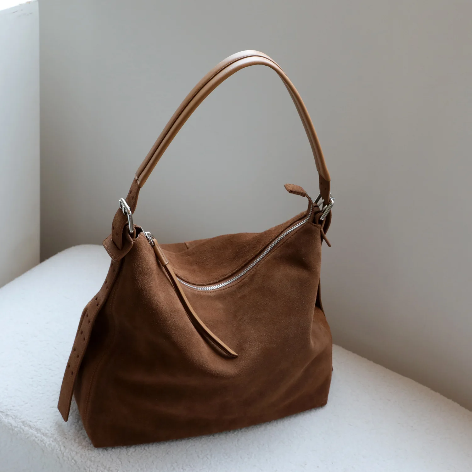 Frosted cowhide tote bag, large-capacity messenger, fashionable, simple, high-end, underarm shoulder bag.