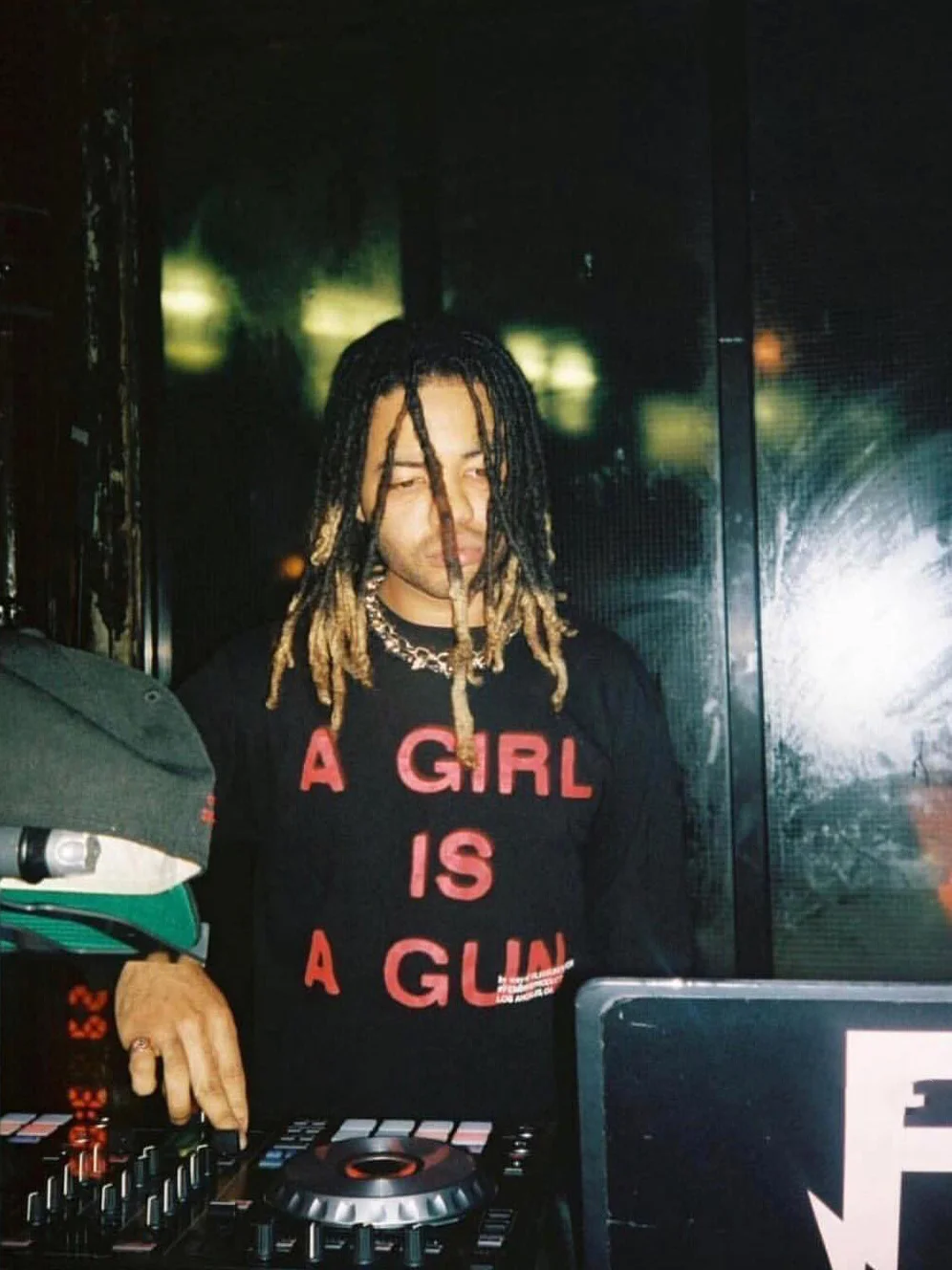 Летняя свободная футболка из чистого хлопка с короткими рукавами и надписью A GIRL IS A GUN для пар, модные топы