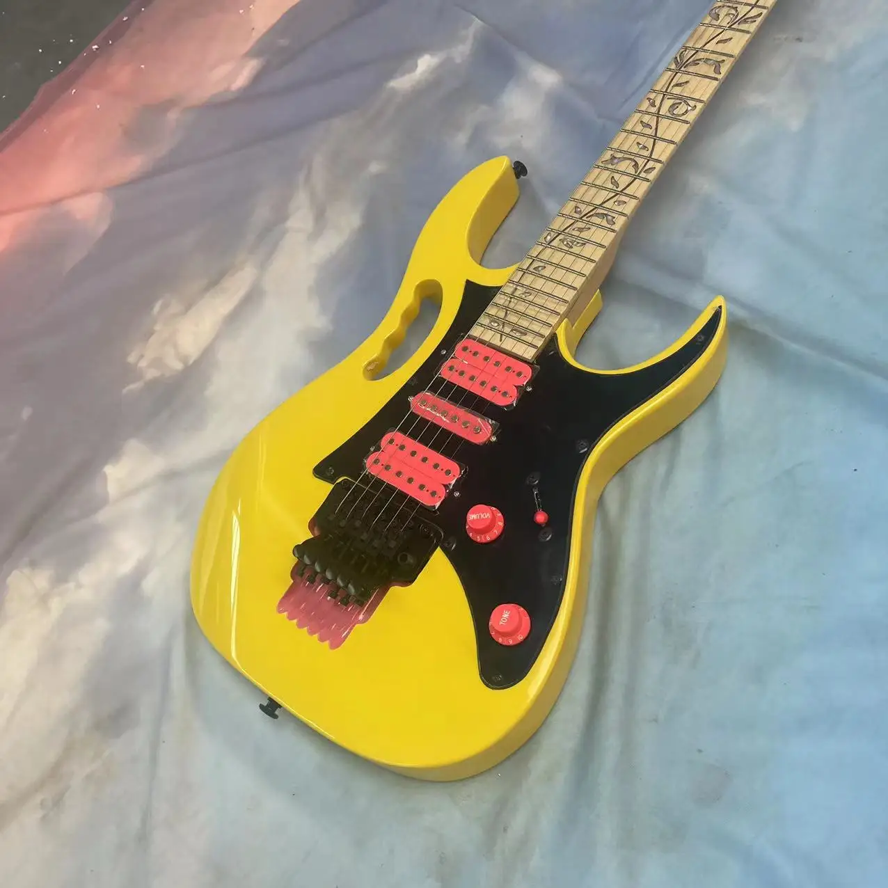 

Electric guitar with 6-string integrated body, yellow body, high gloss, maple fingerboard, maple track, pink open pickup, tremol