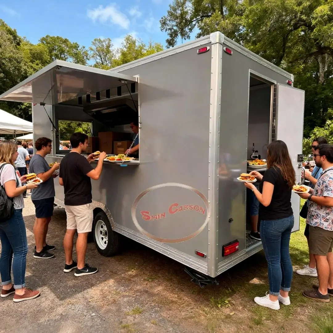 グレーの長方形ケータリングトレーラー、効率的な運営のための高性能モバイルフードトラック