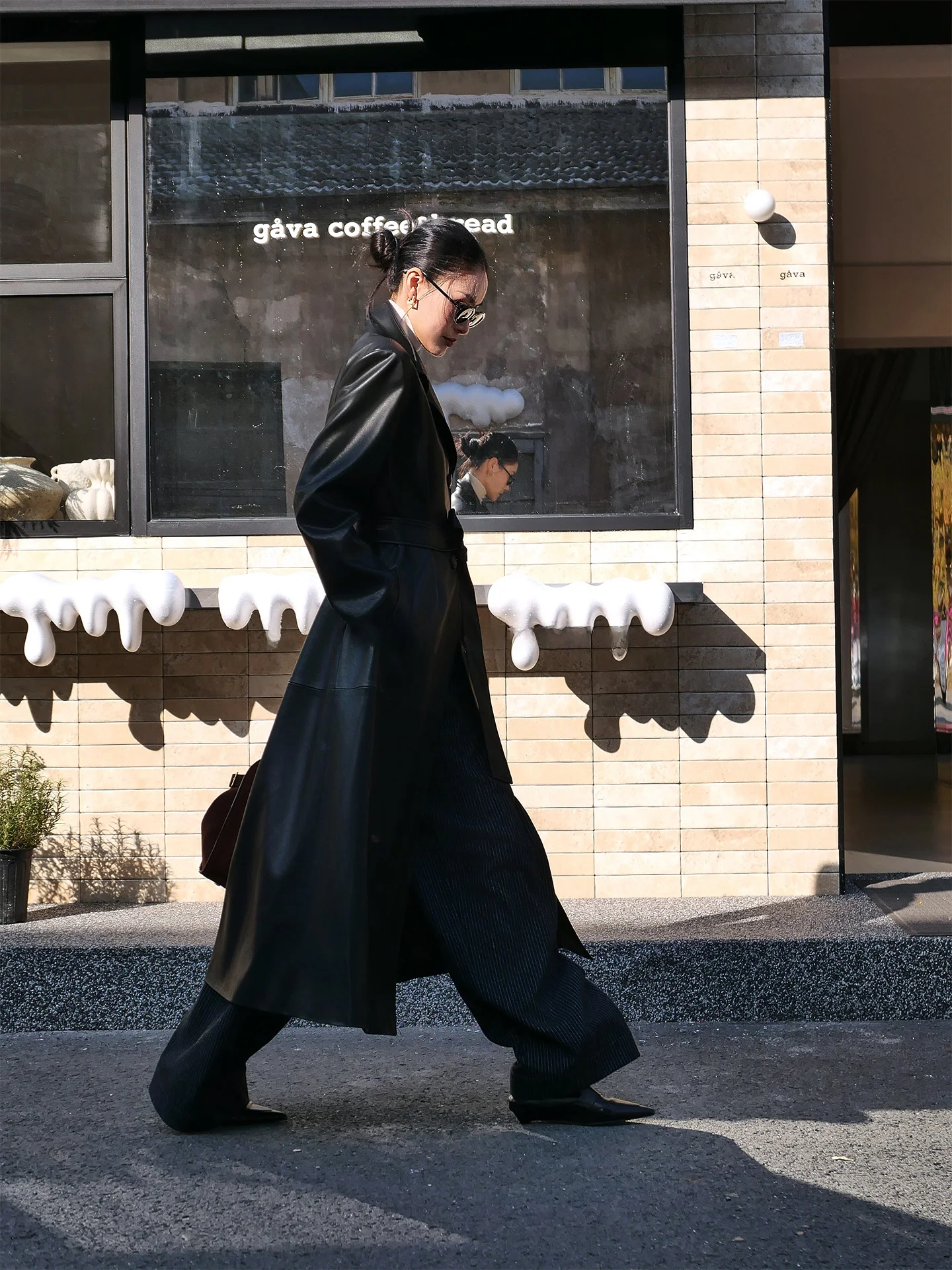 Casaco Longo de Couro PU Preto com Cinto, Gola de Terno, Corta-Vento, Jaqueta Casual com Design de Cintura Ajustável, Modelo Fino