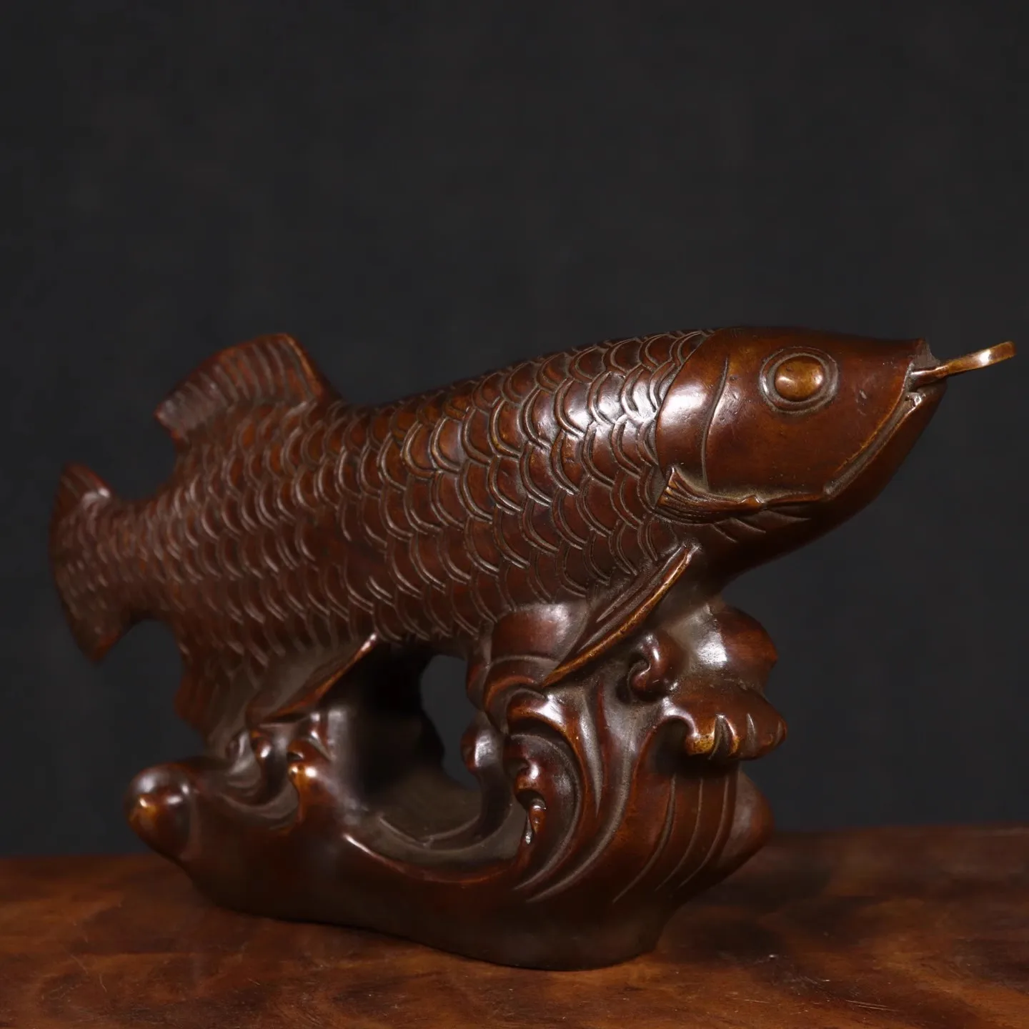 تحتوي حلي أسماك التنين الذهبية النحاسية النقية على وعاء كنز الأسماك كل عام، وطاولة مكتب غرفة المعيشة والمتجر المكتبي