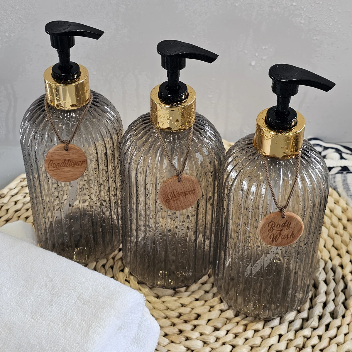 3er-Set Elegante Shampoo-, Conditioner- und Duschgel-Spenderflaschen mit Etiketten, ideal für das Badezimmer, nachfüllbare Kunststoffflasche – Detail 4