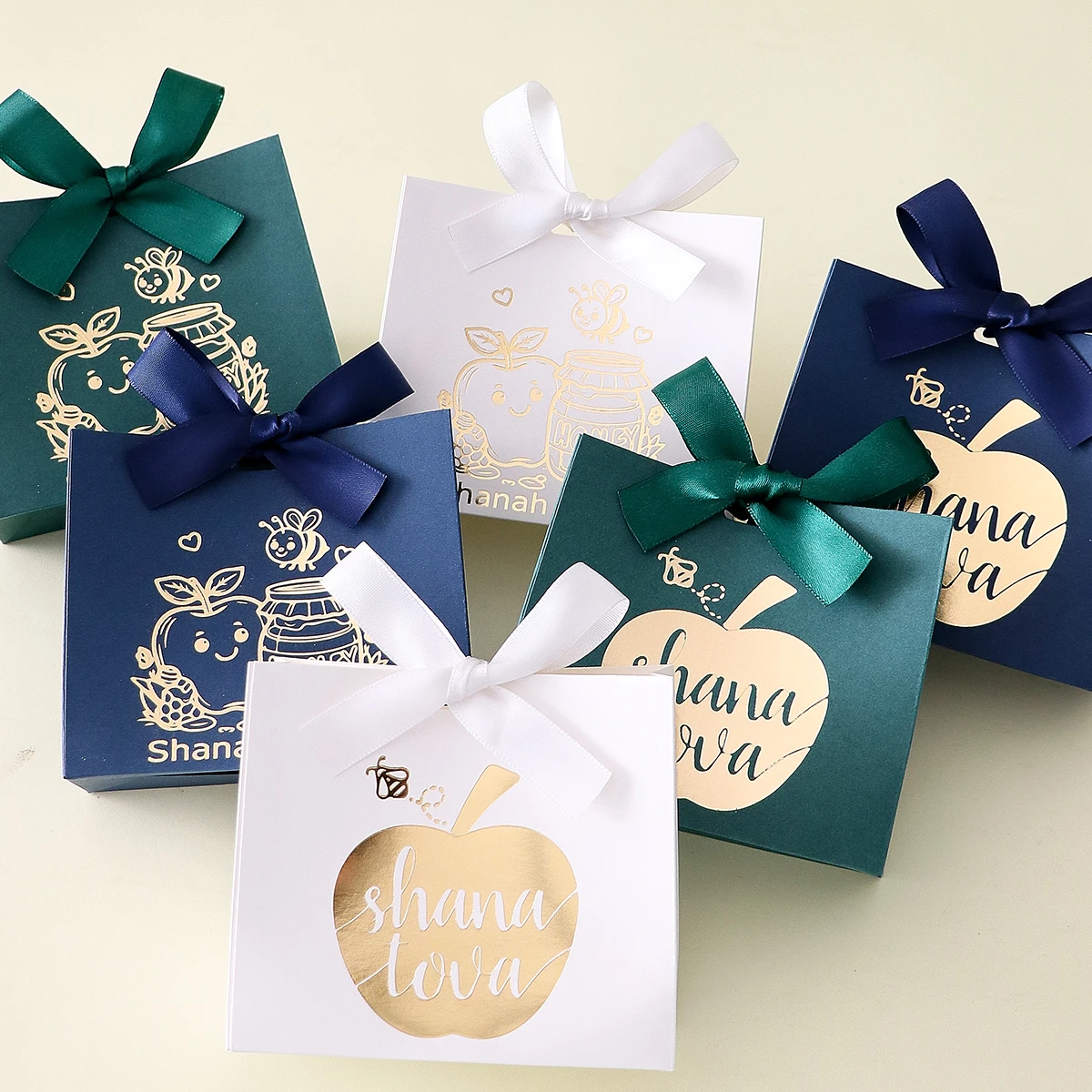 10 Square Paper Boxes for Jewish New Year Gifts and Candy, with Gold-Stamped Apple and Honey Jar Line Patterns on the Surface. Can Be Used to Store Candies and Small Souvenirs, Suitable for Jewish New Year Family Gatherings, Church Gatherings, Table Settings, and Holiday Guest Gift Packaging.