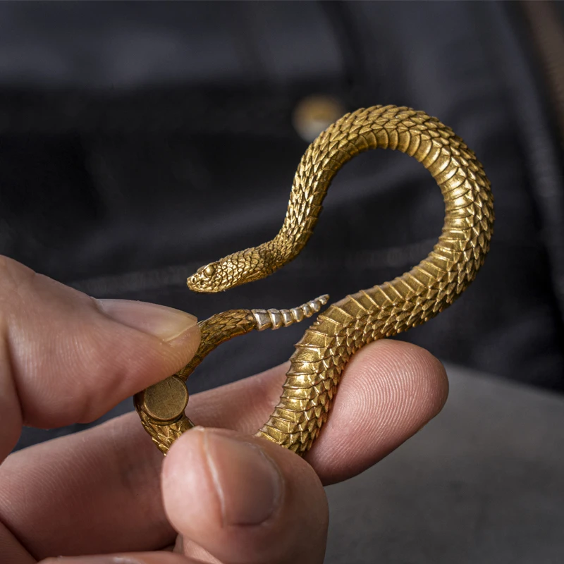 1pc Metal snake shaped keychain Car key pendant Rattlesnake Keychain Hardware hanging decorations Animal Form Lucky Snake