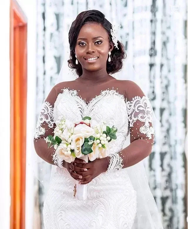 Suknia ślubna w stylu syreny plus size z dekoltem typu jewel, zdobiona koralikami, aplikacjami z koronki, trenem zamiatającym, szyta na miarę (Robe De Mariée)