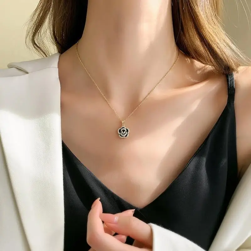 Classic French Fashion Luxury Huashan Camellia Pendant Titanium Steel Necklace Women\'s Banquet Jewelry Necklace