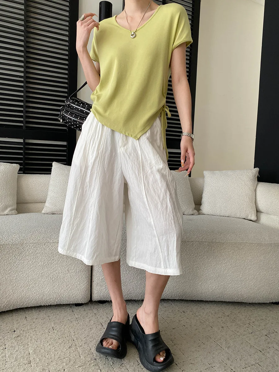 Sommerliche Damen-Freizeithose in einfarbigem Design mit lockerem Schnitt und hohem Bund und weitem Bein. – Detail 31