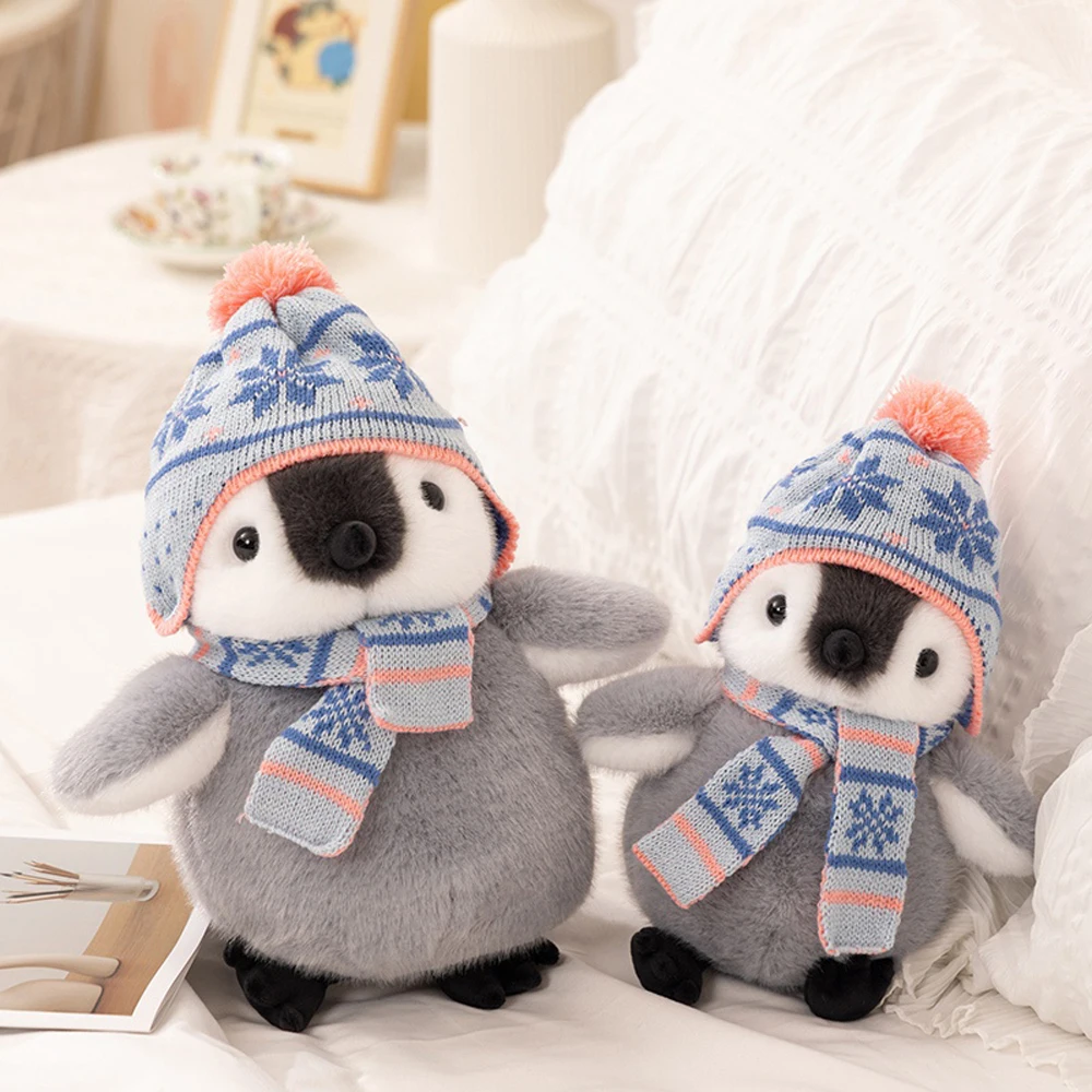 Kawaii pinguim cinza brinquedos de pelúcia em chapéu de malha vestindo padrão de floco de neve cachecol pinguim imperador animal de pelúcia perfeito presente de inverno