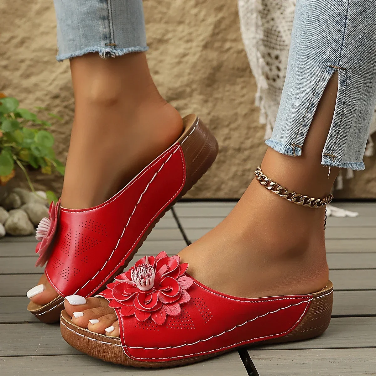Damen Keilabsatz-Sandalen mit Blumendekor, offener Zehenbereich, Kunstleder, hohle Ausführung, zum Hineinschlüpfen, dicke Sohle, sommerliche, lässige Strand-Mules. – Detail 17