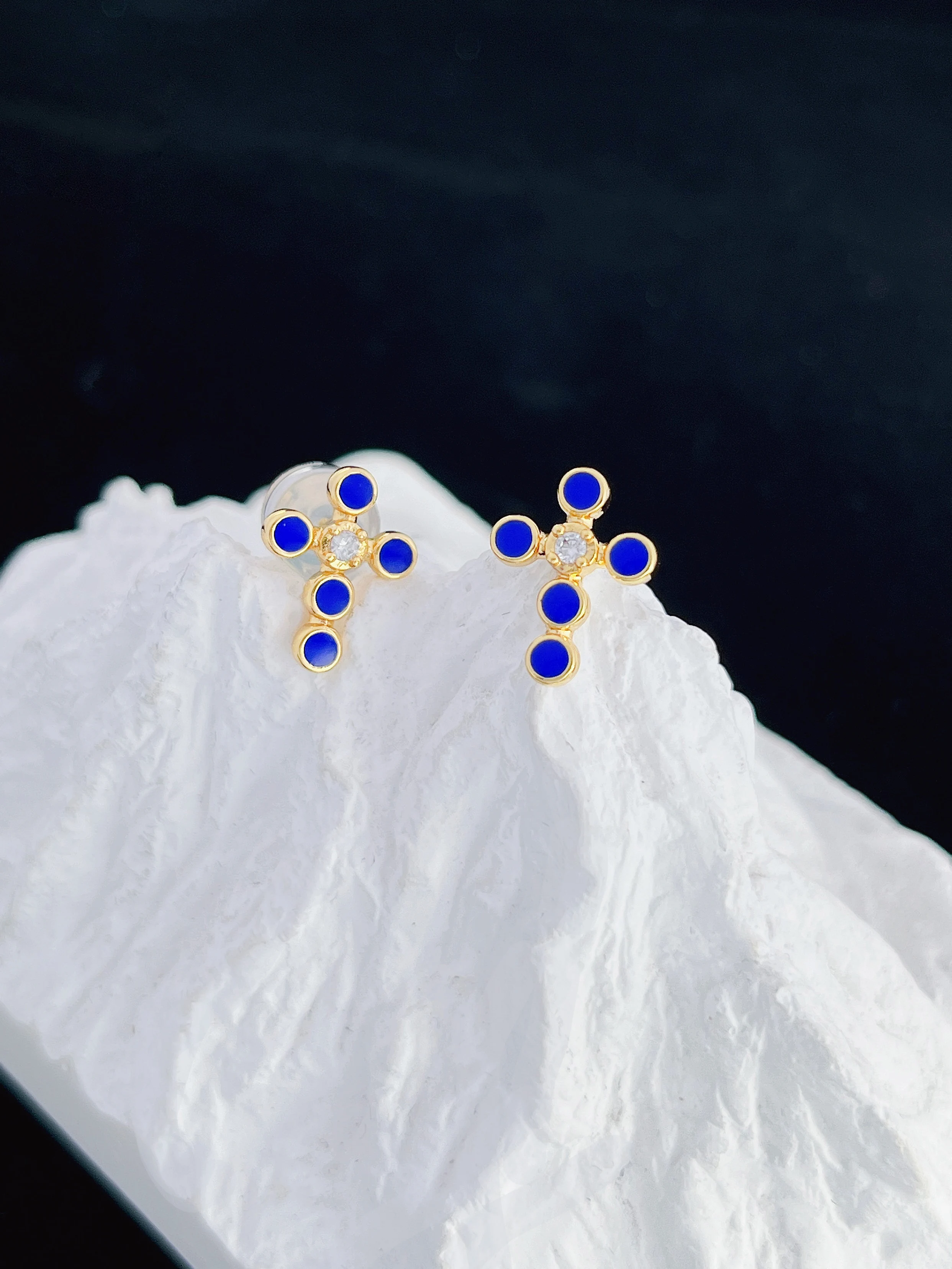 أوروبا والولايات المتحدة المتخصصة عبر الحدود شخصية المينا الحد الأدنى الأقراط الاستخدام اليومي للمجوهرات عالية المستوى متعددة الاستخدامات