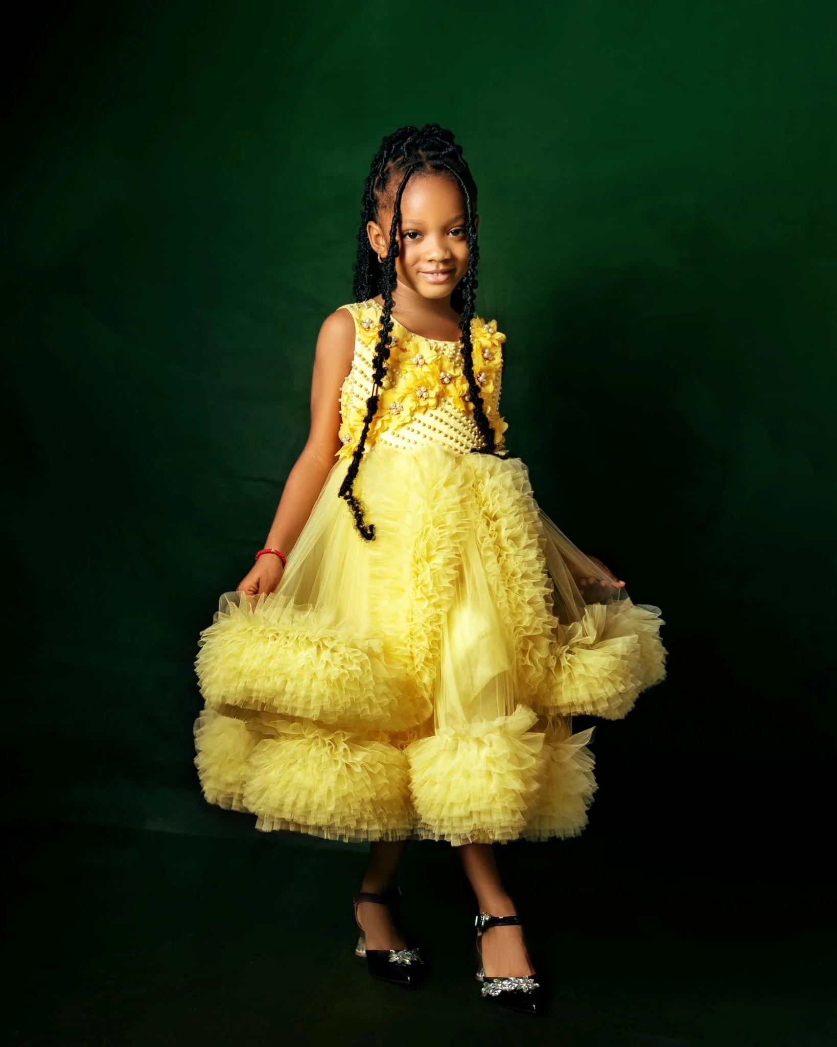 فستان حفلة عيد ميلاد للفتيات باللون الأصفر مطرز بالخرز على شكل زهرة للفتيات لحفلات الزفاف بطول الشاي فساتين التقاط الصور للفتيات الصغيرات