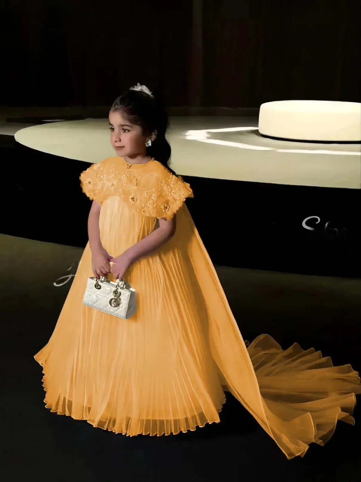 Verziertes, plissiertes Chiffonkleid für Mädchen mit Flügelärmeln und abnehmbarer Schleppe, ideal für Blumenmädchen, Geburtstagsfeiern, Klavier. – Detail 5