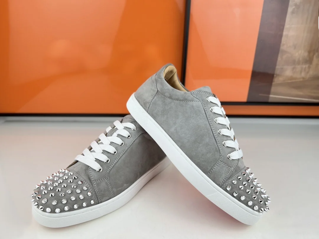 Luxury Men's Low Top Grey Suede Leather Sneakers Lace Up Silver Rivet Toe Loafers Red Bottom Trainers Casual Walking Boat Shoes