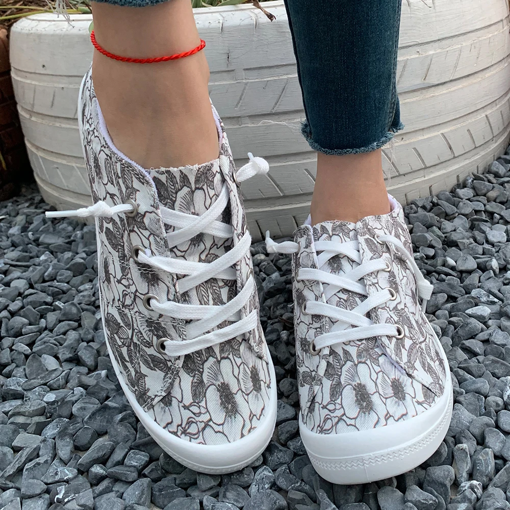 زوج من الأحذية الرياضية النسائية غير الرسمية في الهواء الطلق، أحذية المشي لمسافات طويلة، أحذية الجري، ربيع جديد 2026 موضة الأزهار هدية العيد أحذية نسائية لموسم السفر