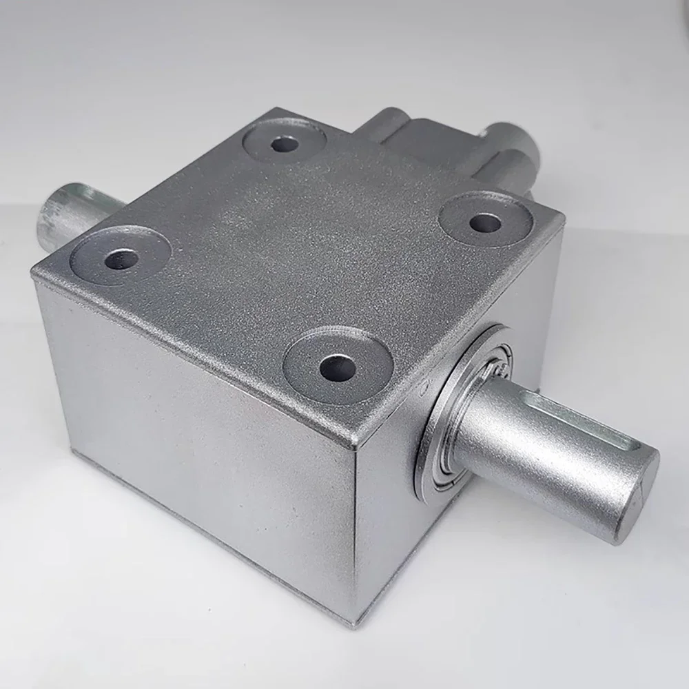 

Угловой редуктор с коммутатором, реверсивный рулевой механизм, модуль 2.5, 16 зубьев, макс. скорость 1000 об/мин, нагрузка 20 Нм