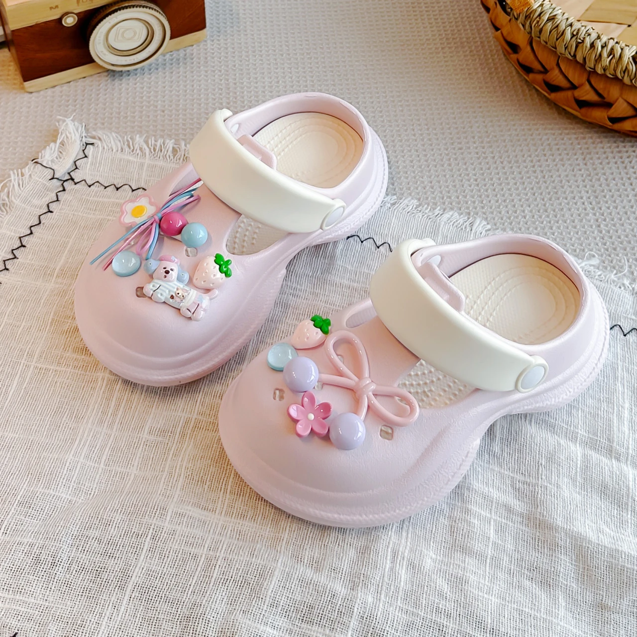 A pair of children's cartoon bow decorated platform clogs, adjustable back strap lightweight summer sandals KHR-k8182
