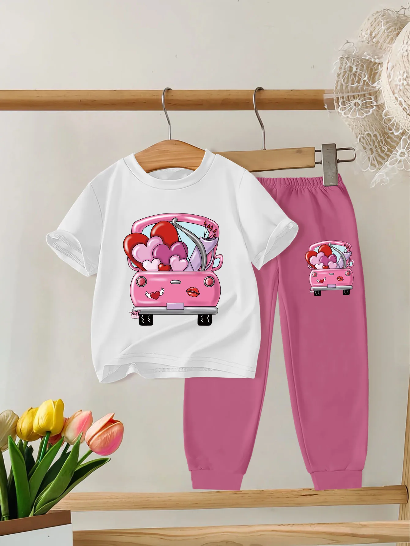 

2 шт.: Симпатичные и повседневные спортивные штаны для девочек на День святого Валентина с круглым вырезом и короткими рукавами, с мультяшным принтом автомобиля и сердца.