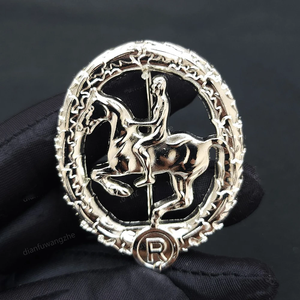 Réplica de Material metálico artesanal, accesorio de insignia de montar, Pin de medalla ecuestre alemana, insignia con hebilla de mariposa, 1 ud.