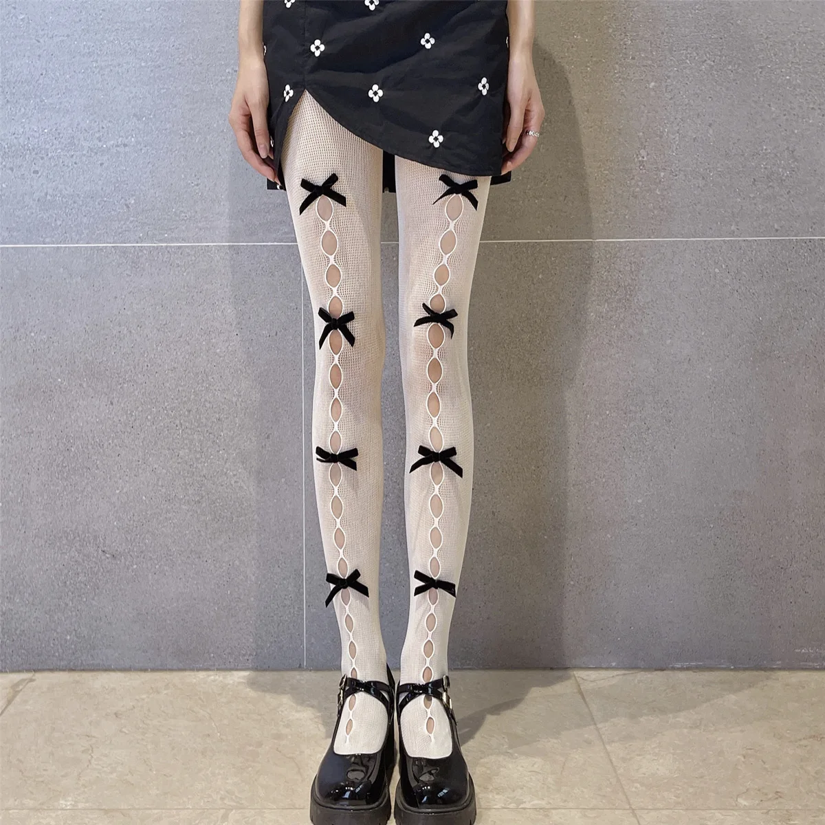 Neue Schleifenknoten-Netzstrumpfhose mit Aushöhlungen, Sexy Dünne Sommer-Herbst-Trendige Spitzenstrumpfhose, Schwarz-Weiße Netzstrümpfe für Damen