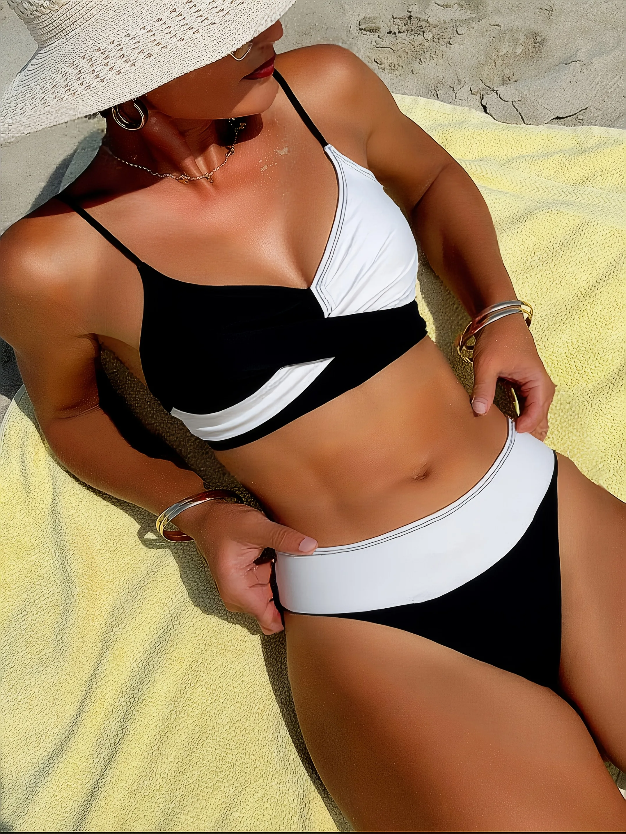 บิกินี่สีสันตัดกันแบบใหม่ปี 2026 - โดดเด่นสะดุดตา, ท็อปไขว้ด้านหน้า, กางเกงเอวสูง, ชุดว่ายน้ำดีไซน์หรู