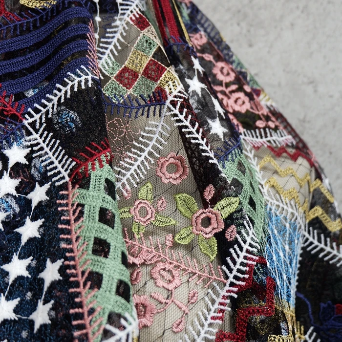 Schwarzer weicher Mesh-Stoff mit botanischer Stickerei, bestickter Spitze für Kleid, Kostüm, Designer-Stoff