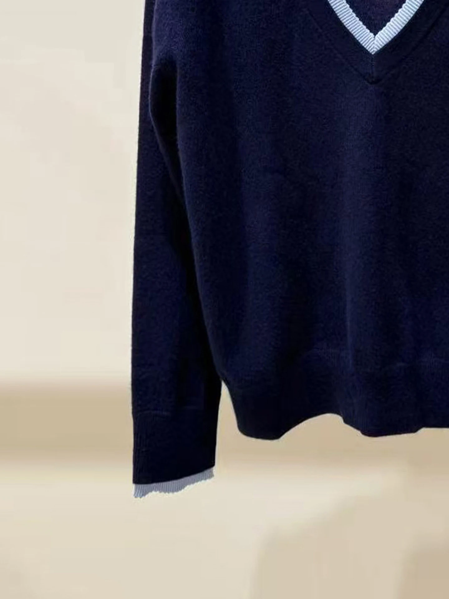 

Lazy Sle V-Ne Casual Knitted Sweater Top High-End Women's Faion S Home South Oil Fall 2025 Commute Simple Regular Fit