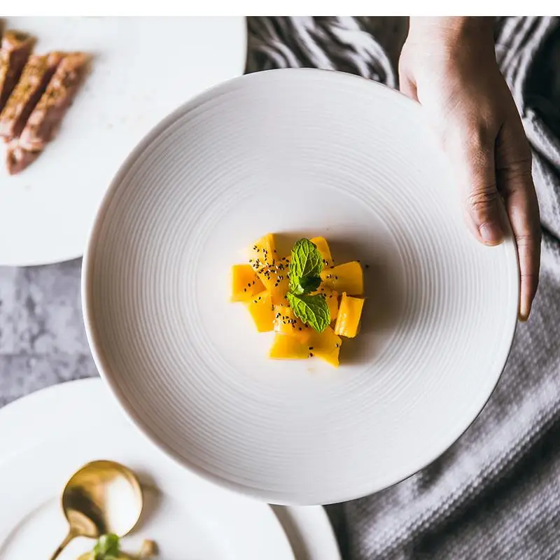 Reinweißer runder westlicher Steakteller aus Keramik, flaches Haushaltsgeschirr, Abendessen, Wohnzimmer