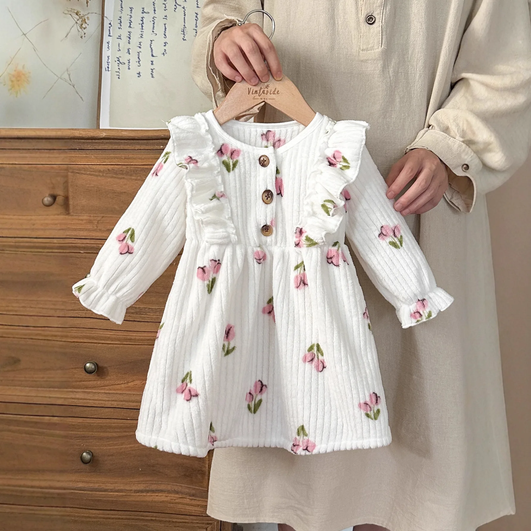 Tulip Print Round Neck Half Open Placket with Ruffle Edge Decoration on Both Sides, Long Sleeved with Velvet and Simple Design
