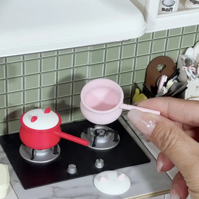 

1 шт. красно-розовая миниатюрная кастрюля для супа/молока с крышкой, масштаб 1:12, модель для кукольного домика, аксессуары для кухни, сделай сам