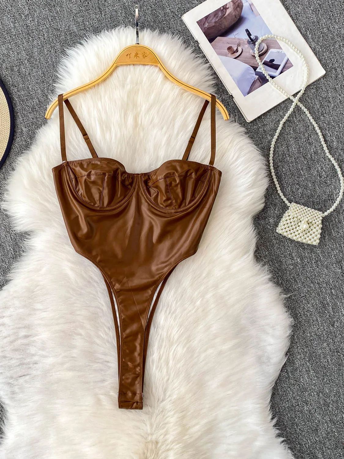 ชุดเซ็กซี่ผ่าสูง สายรัดหนัง PU ให้ความรู้สึกเหมือนโลหะ ชุดฤดูร้อนสำหรับผู้หญิง เสื้อครอปหรือกางเกงขายาวเอวสูงทรงตรง