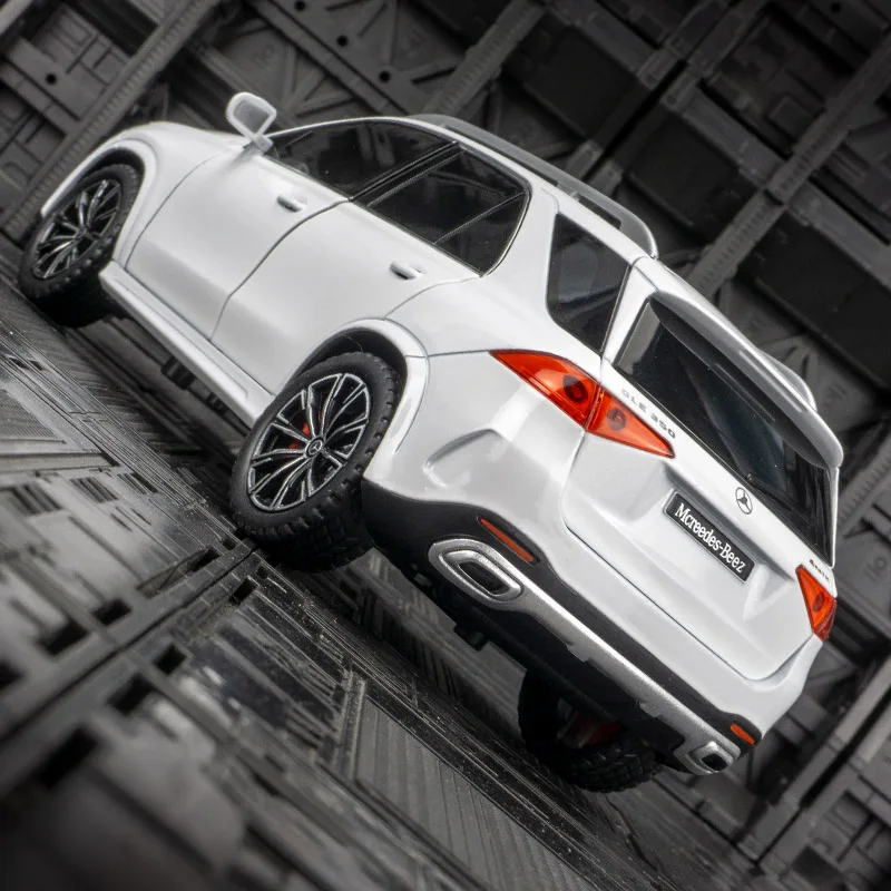 

1:24 модель внедорожника из сплава Mercedes Benz GLE, детская игрушка, дверь может открыть имеет функцию звука и освещения.