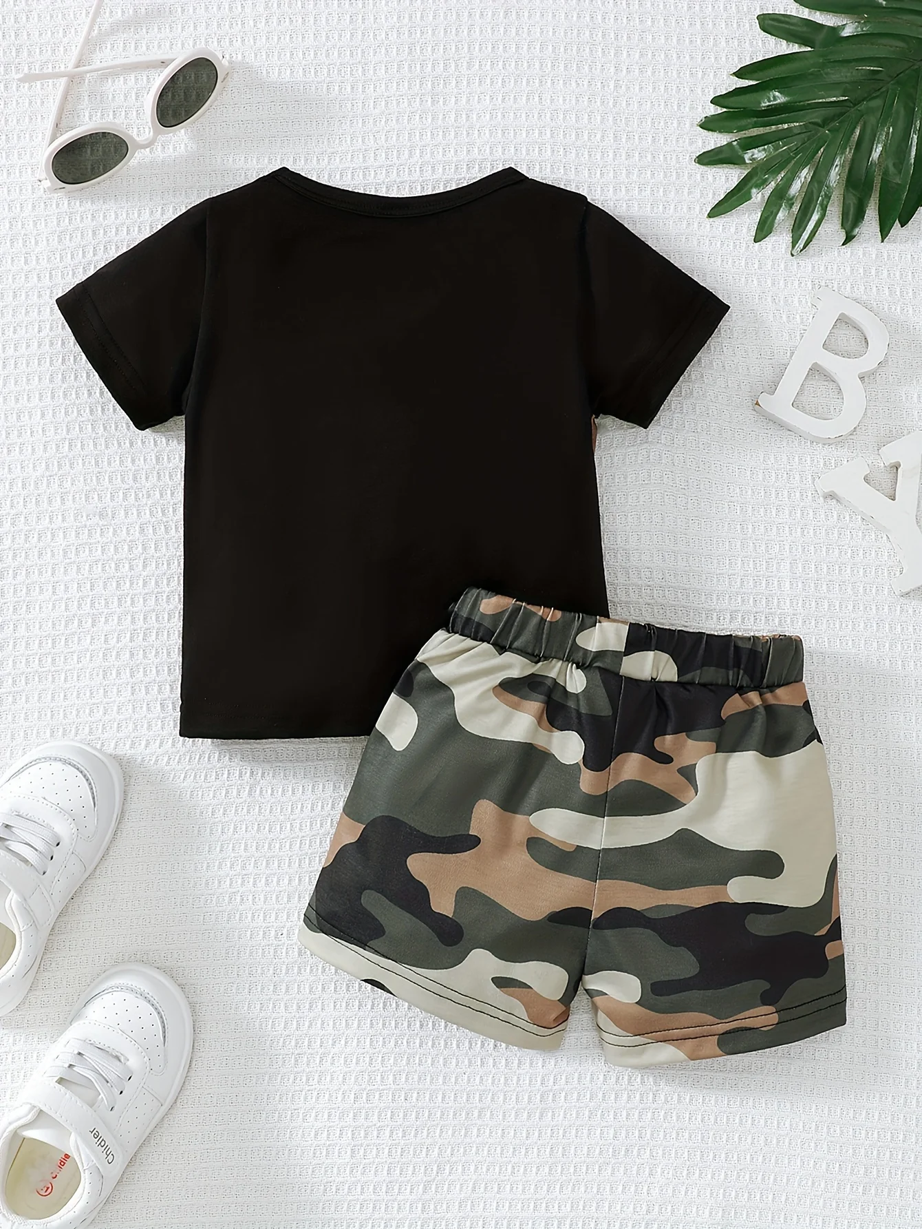 Summer Patchwork Camouflage Short-Sleeved Two-Piece Set for Infants and Toddlers, Featuring a Round-Neck Black Contrast Camouflage Top Paired with Matching Color Casual Shorts, Suitable for Young Children's Outdoor Activities, Versatile and Stylish Children's Clothing Set