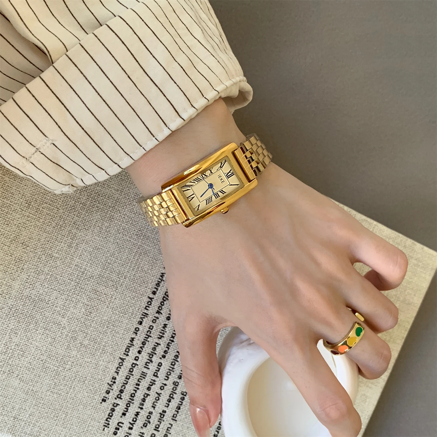 นาฬิกาข้อมือทรงสี่เหลี่ยมผืนผ้า สไตล์เรโทรฝรั่งเศส แบบโรมัน สำหรับผู้หญิง สไตล์อินเทรนด์ เรียบง่าย ลำลอง อเนกประสงค์ ดูดี มีระดับ ใช้กลไกควอตซ์