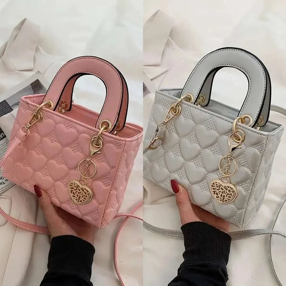 

bag Shoulder Bags Red Love Patent Leather Bright Surface Handbag High-end Design Sense Wedding Bag Women's Fashion All-matching