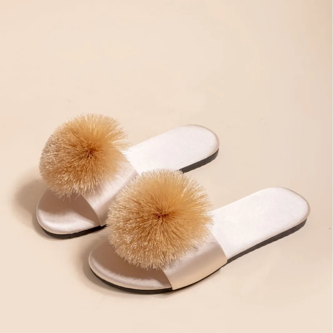 

2026 New Luxury Pom Pom Tassel Slippers For Women Soft Silent Sole Indoor Household Slides All Seasons Suitable Spring Autumn