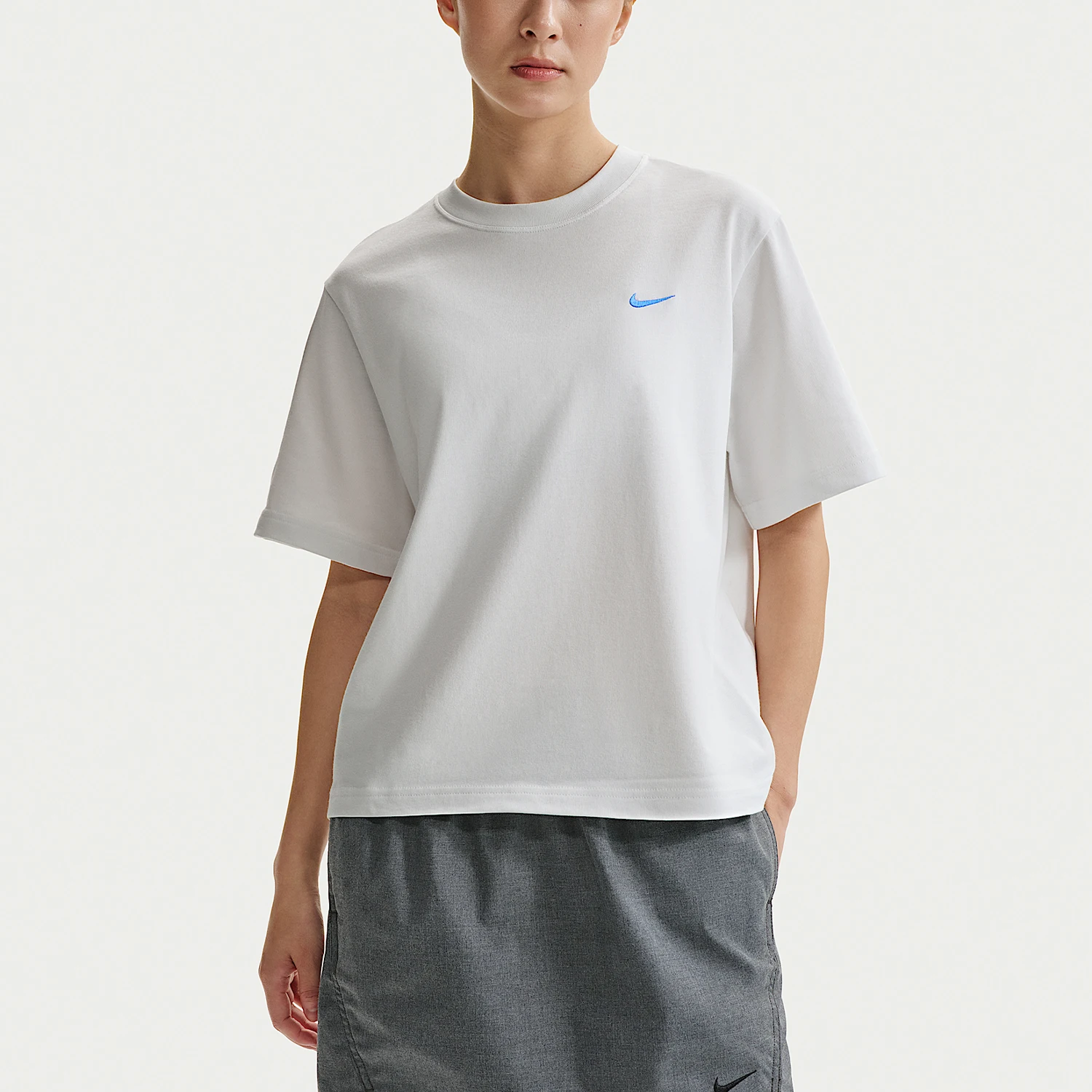 nike-authentic-sportswear-t-shirt-a-motifs-pour-femmes-sport-et-loisirs-ir7589-121
