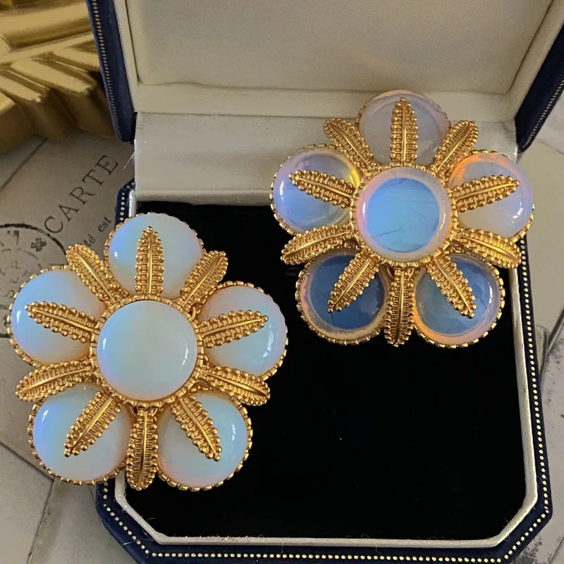 بروش زجاجي بنمط بروتين راقِ أصلي قديم ، عتيق ، راقِ ، زهرة ريترو