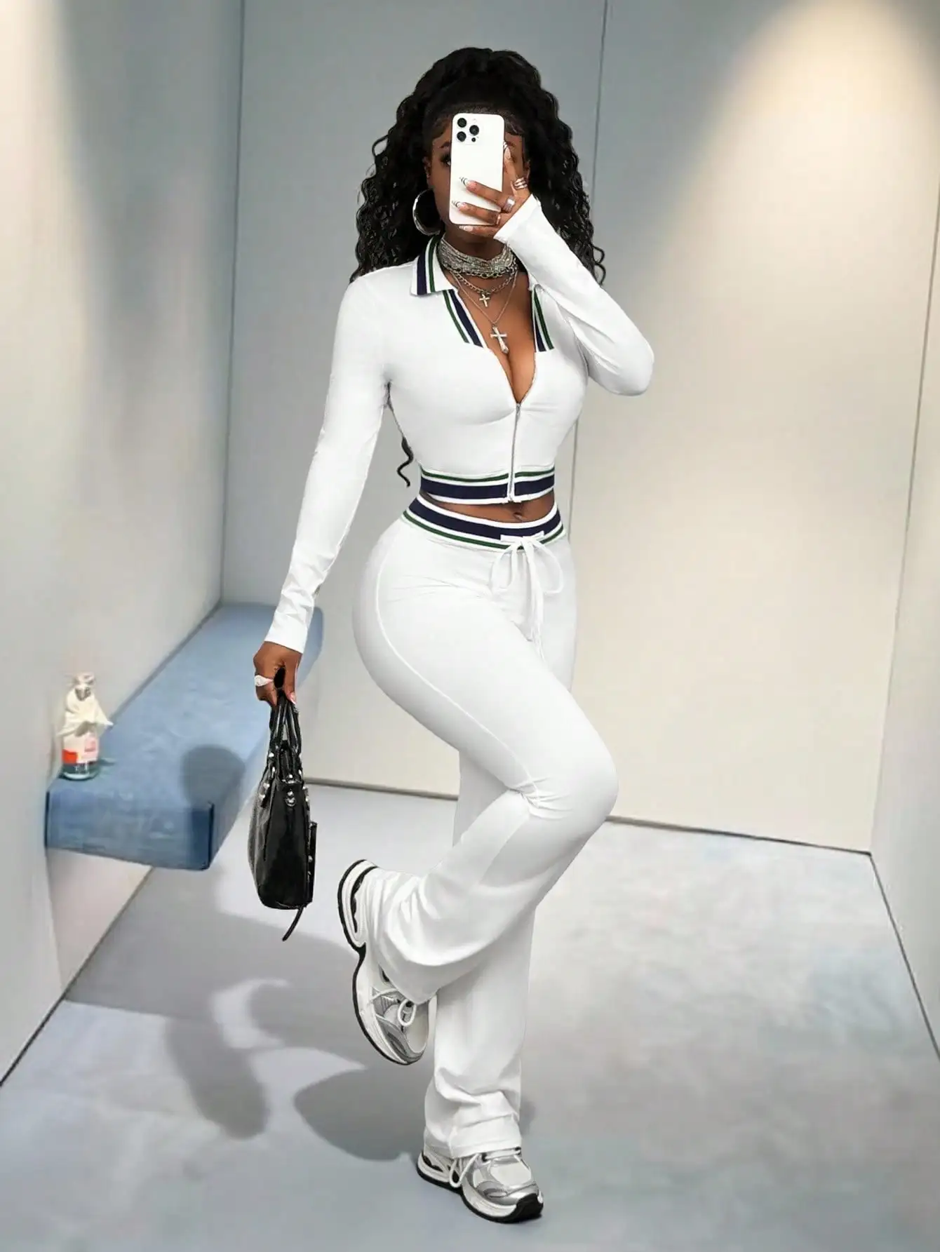 

Комплект из 2 предметов: белый укороченный топ на молнии с контрастными полосками и расклешенные брюки, спортивный повседневный шик