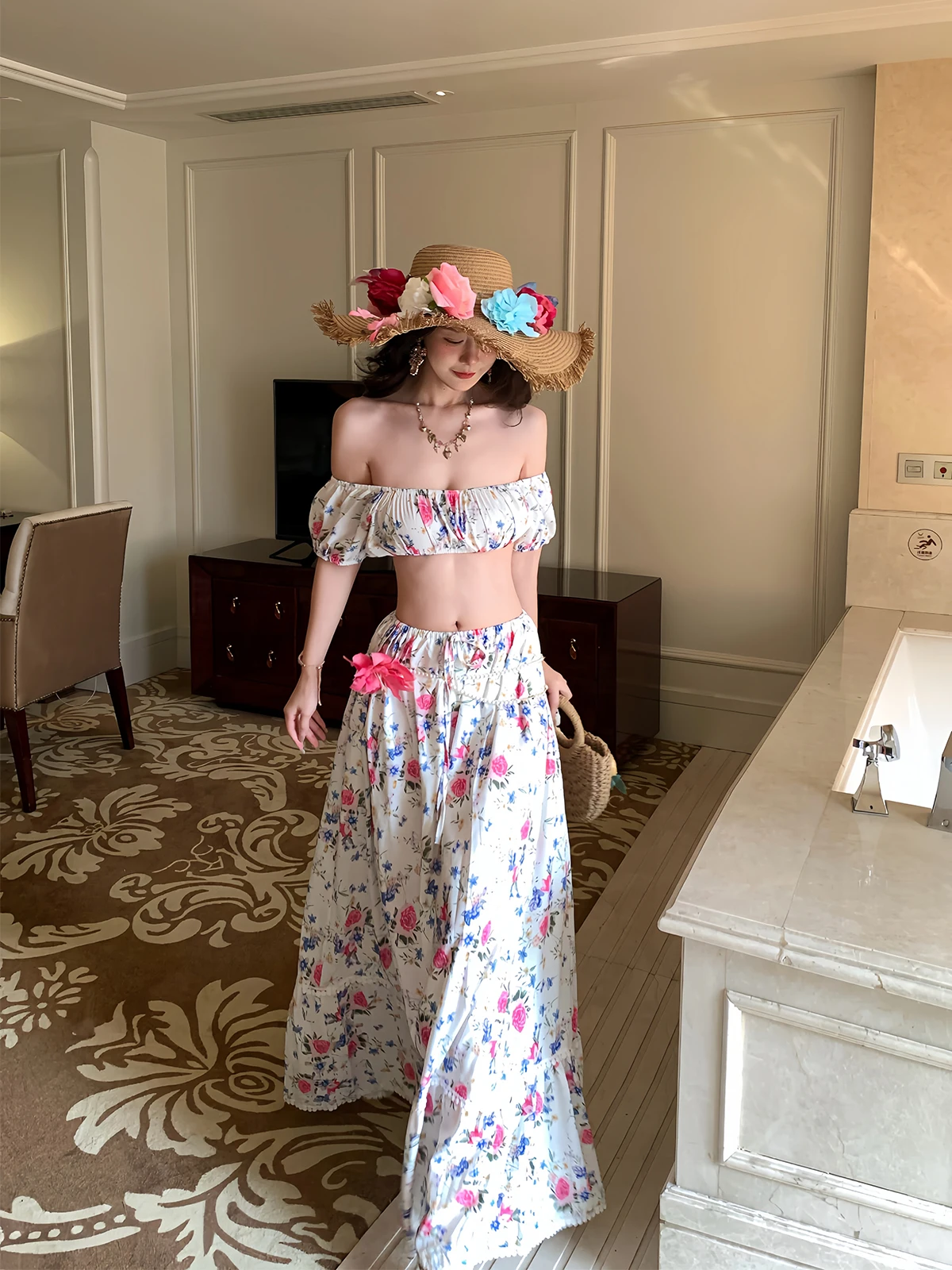 

Летний пляжный комплект Gege op Floral: юбка с высокой талией и топ на одно плечо, короткий рукав, две части