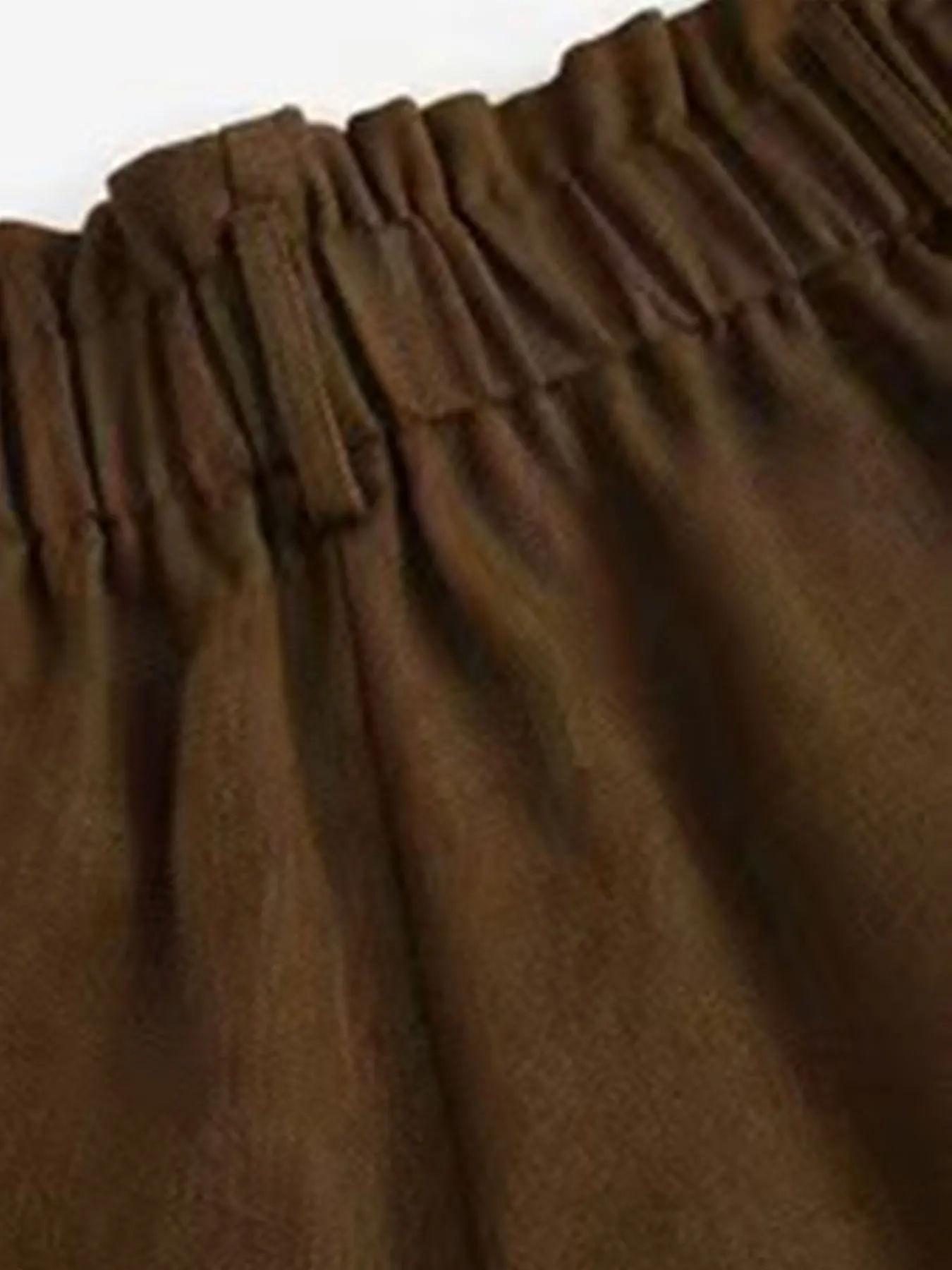 벨트가 없는 여성용 복고풍 반바지는 미니멀하고 일과 일상 착용 모두에 다기능적입니다. 그들은 신축성이 있습니다.