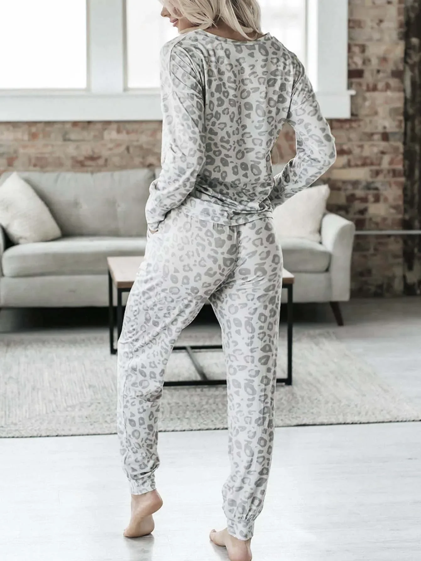 New autumn and winter V-neck printed long sleeved top, long pants for home wear, loose leopard print pajamas set.