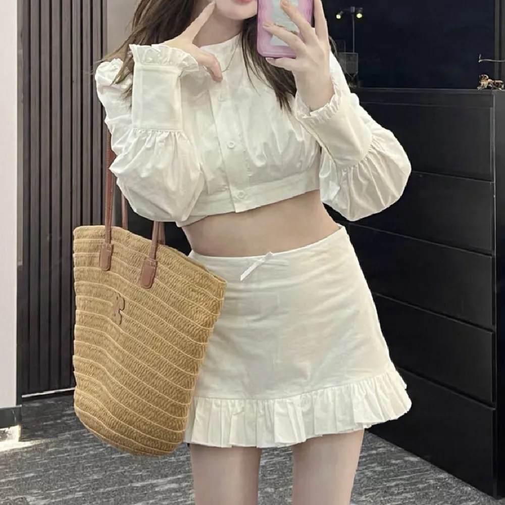 Nuovo 2025 CHIC pacchetto bianco fianchi impiombati volant orlo cerniera vita bassa minigonna sexy gonne corte a pieghe con pantaloncini fodera