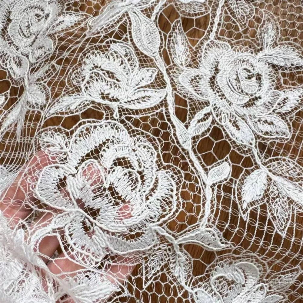 Großflächiger Hohler Rosen-Spitzenstoff, Kleiner Pailletten-Modestoff für Kleider, Französischer Blumen-Nähstoff – Detail 4