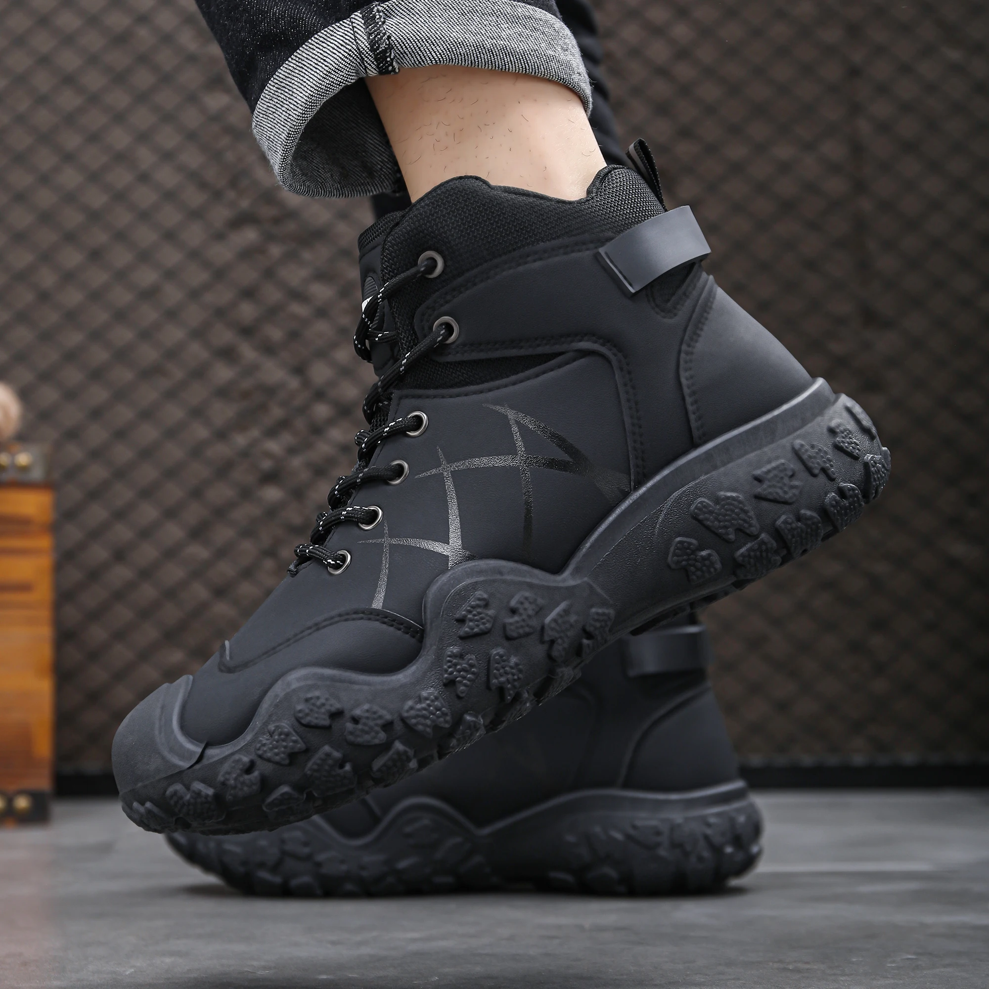 Klassische Herrenstiefel mit hohem Schaft, strapazierfähige Sohle, weiches Obermaterial, klassisch und modisch, geeignet zum Wandern und für Outdoor-Aktivitäten. – Detail 7
