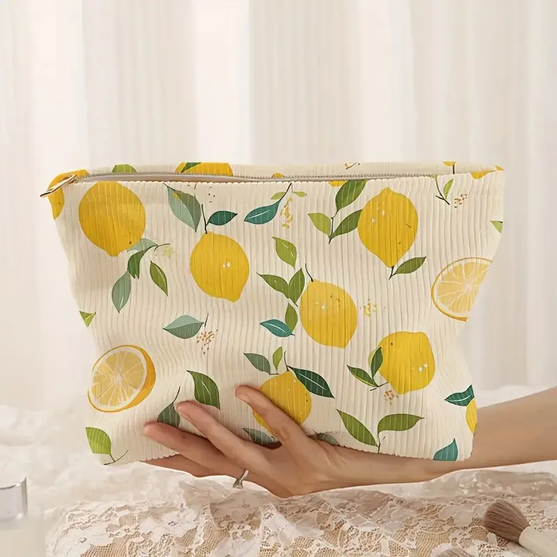 Minimalistisch gestaltete Kosmetiktasche aus Cord mit Blumenmuster und Reißverschluss, leicht und vielseitig einsetzbar zur Aufbewahrung von Kosmetikartikeln. – Detail 1