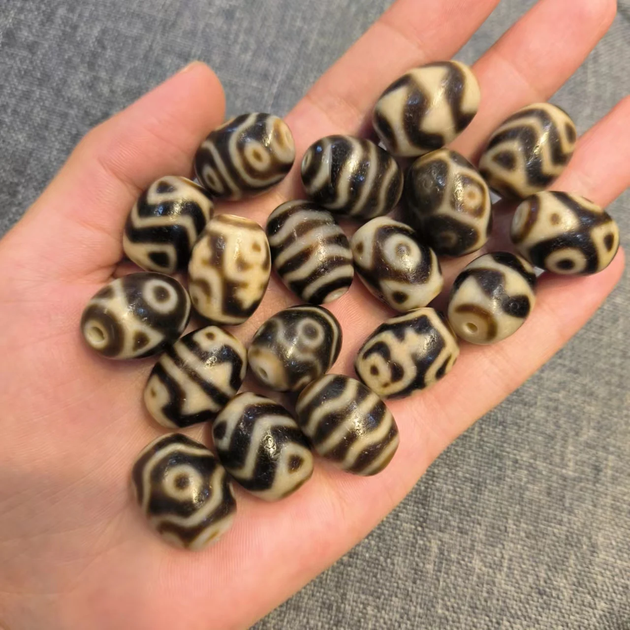 

1pcs/lot Natural Old Agate Dallow Dzi Beads white core weathered pattern calcification Various patterns precious accessories