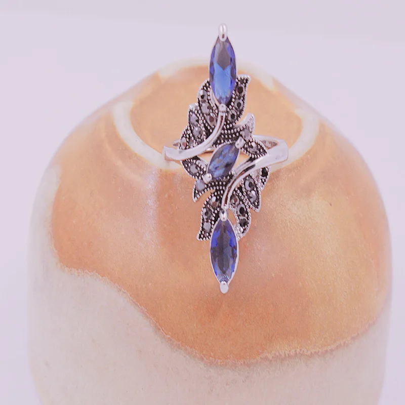 Handmade jewelry trendy and fashionable women\'s cut blue corundum stone inlaid ring